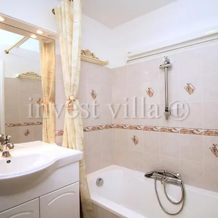 Mandelieu-la-napoule Sleeps 4 Pool